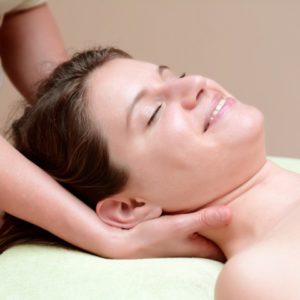 Aromaoelmassage-Ablauf, Nackenmassage, Sabine Zasche, Raum fuer Bewusstsein.