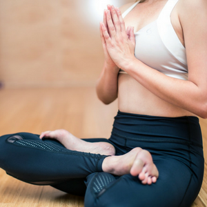 rebalancing-massage-ausbildung, frau macht yoga, sabine zasche